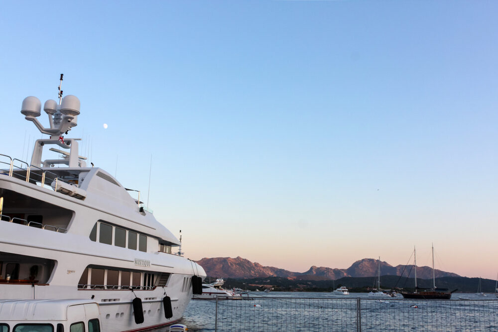 Immagine di un superyacht in metallo