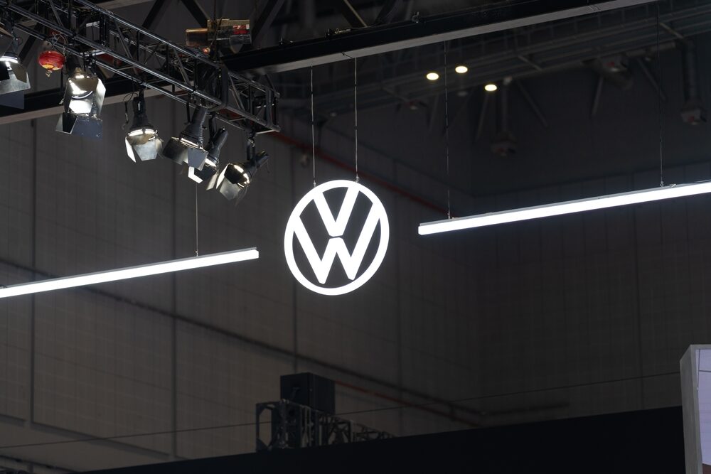 Logo Volkswagen su un'auto