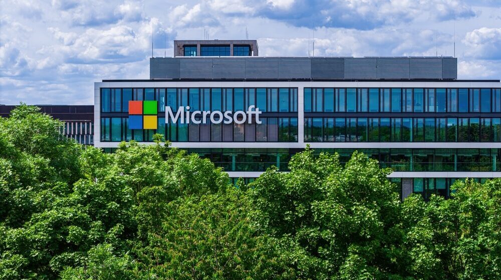 Logo Microsoft con sfondo tecnologico