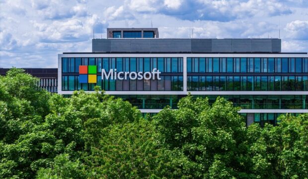Logo Microsoft con sfondo tecnologico