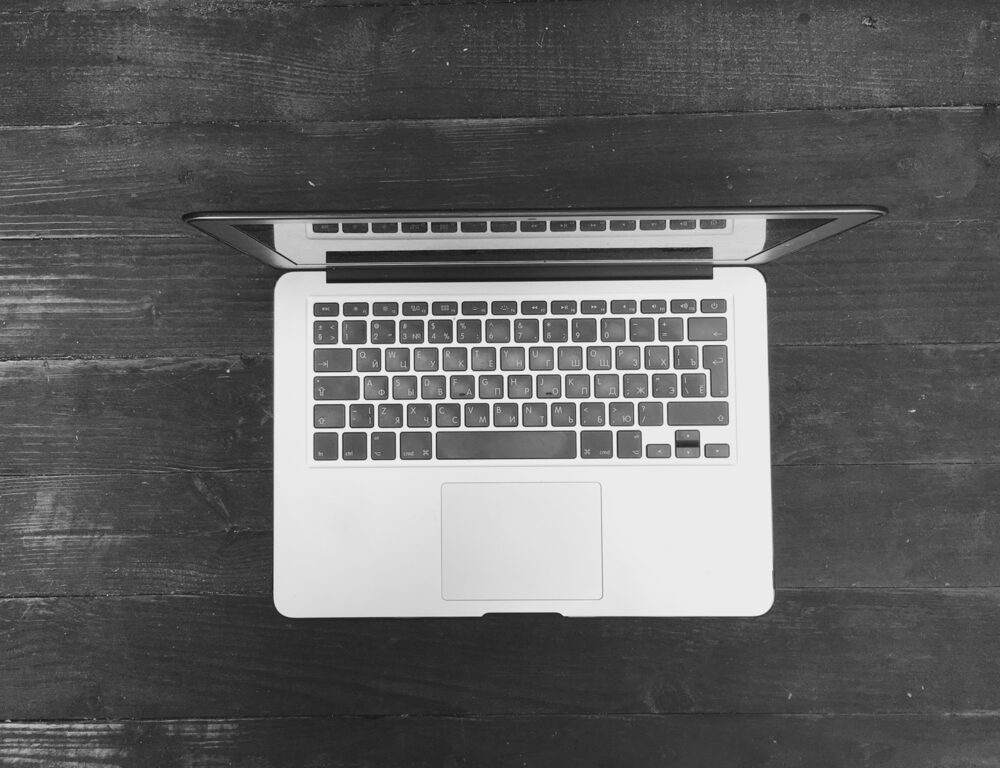Nuovo MacBook OLED di Apple
