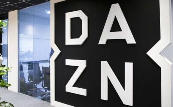 Logo Dazn con sportivi in streaming