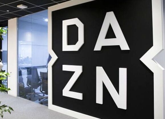 Logo Dazn con sportivi in streaming